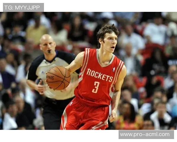 琼斯盛赞卢克肖表现自信从容攻防两端游刃有余状态回暖